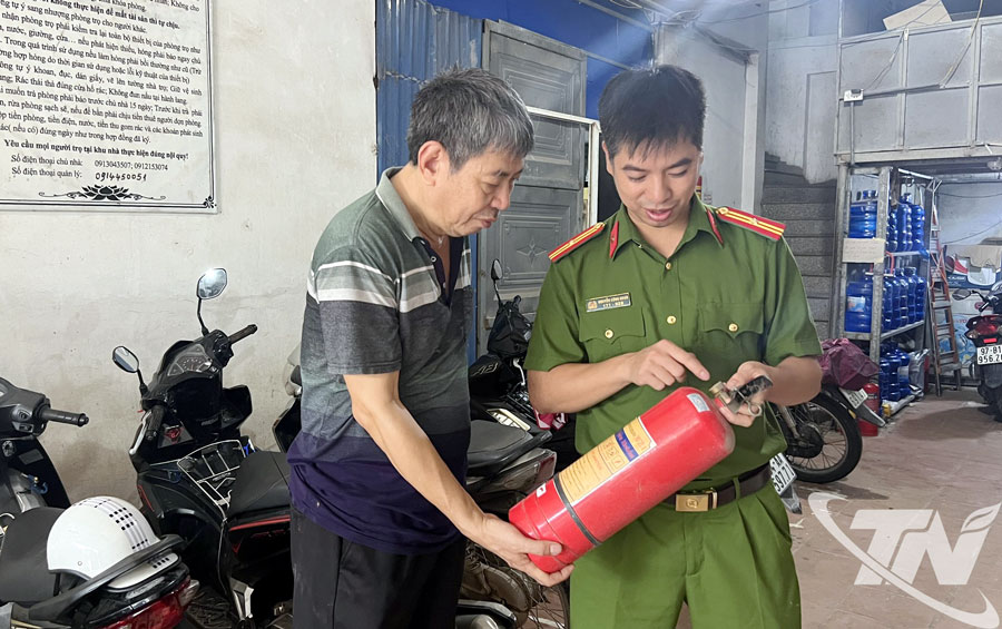Thiếu tá Nguyễn Công Hoan, Công an phường Quyết Thắng và chủ nhà trọ kiểm tra trang thiết bị chữa cháy tại khu trợ của gia đình.