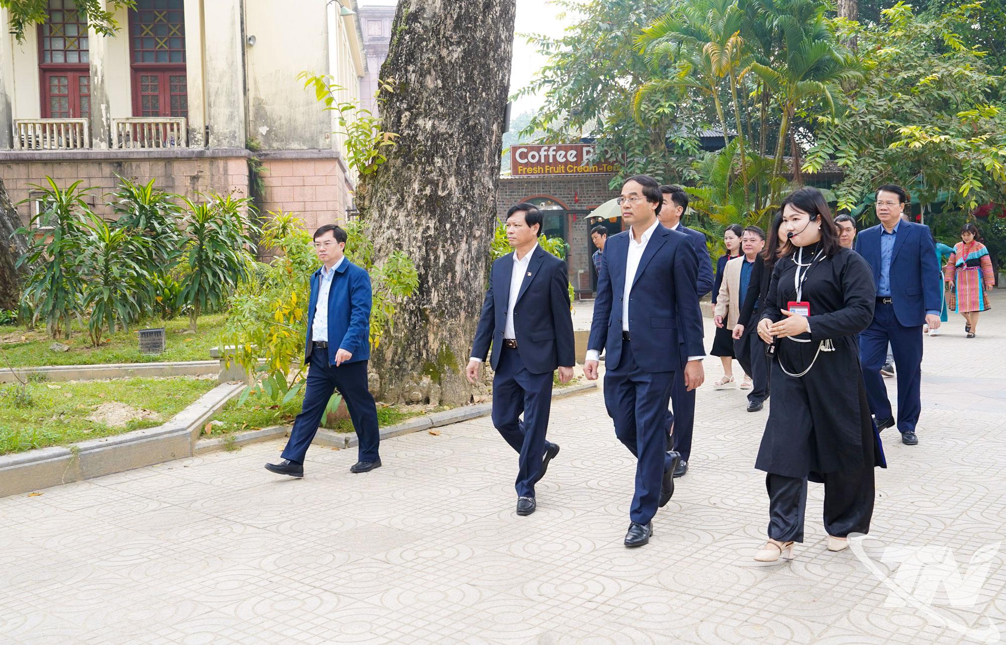 Đồng chí Bí thư Tỉnh ủy Trịnh Xuân Trường và Đoàn công tác của tỉnh tham quan khuôn viên Bảo tàng Văn hóa các dân tộc Việt Nam.