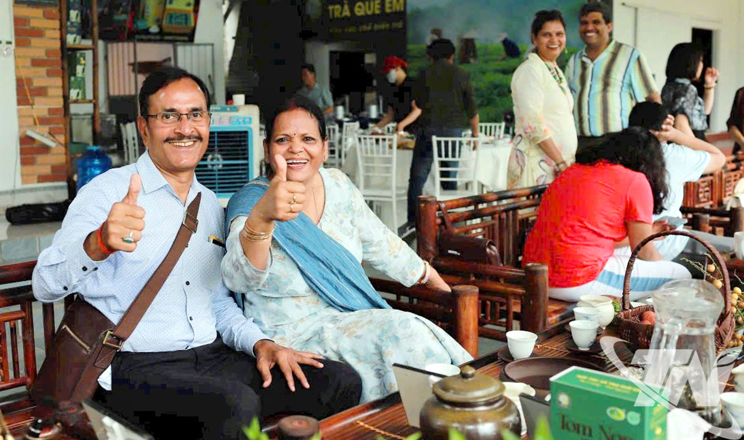 Nhiều du khách nước ngoài thích thú khi được trải nghiệm tại vùng chè Thái Nguyên