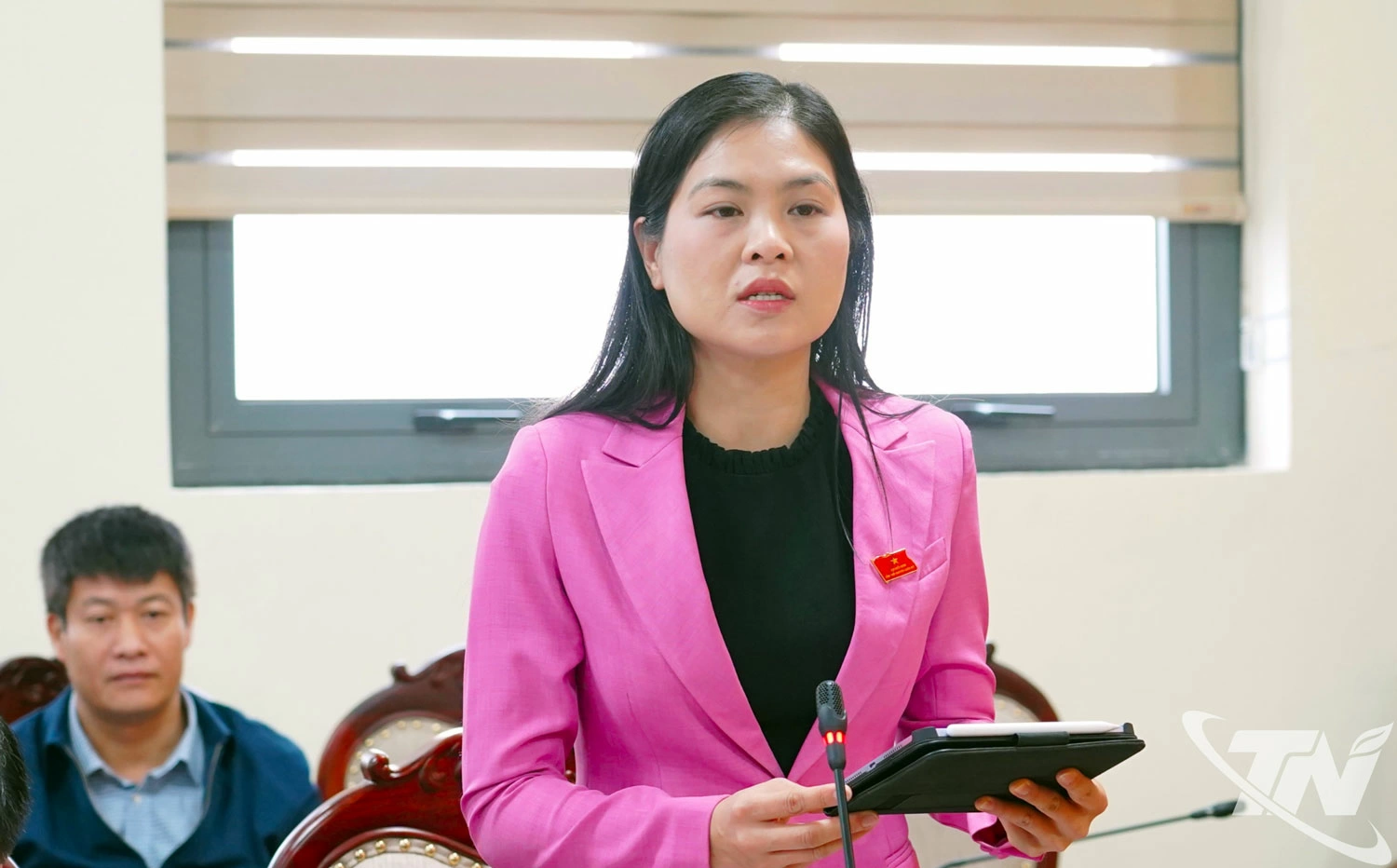 Đồng chí Phạm Thị Thu Thủy, Trưởng ban Văn hóa - Xã hội HĐND tỉnh, thành viên đoàn giám sát trao đổi, làm rõ các ý kiến kiến nghị của cử tri.