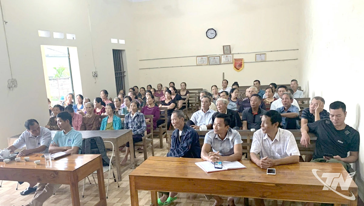 Người dân phường Linh Sơn nghe phổ biến, tuyên truyền giáo dục   pháp luật tại cơ sở.