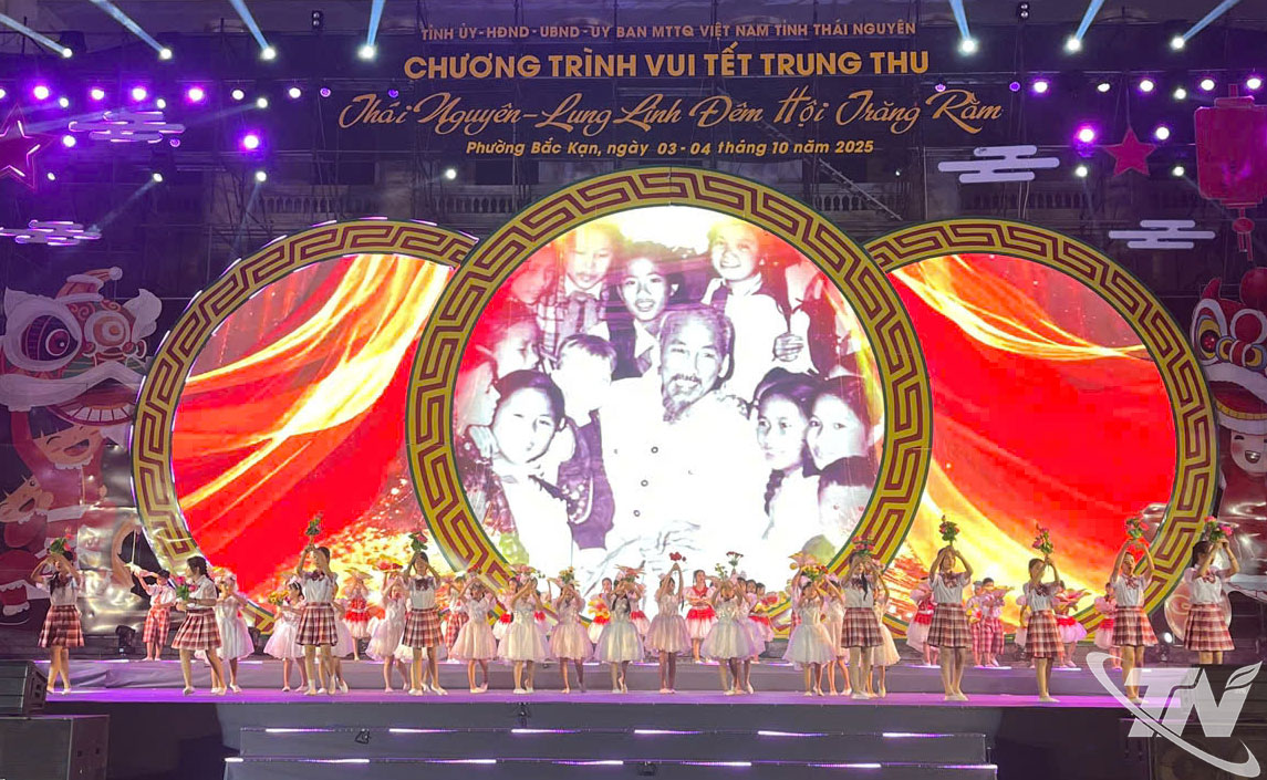 Tiết mục hát múa Nhớ ơn Bác Hồ - Người cho em tất cả, do thiếu nhi phường Bắc Kạn biểu diễn.