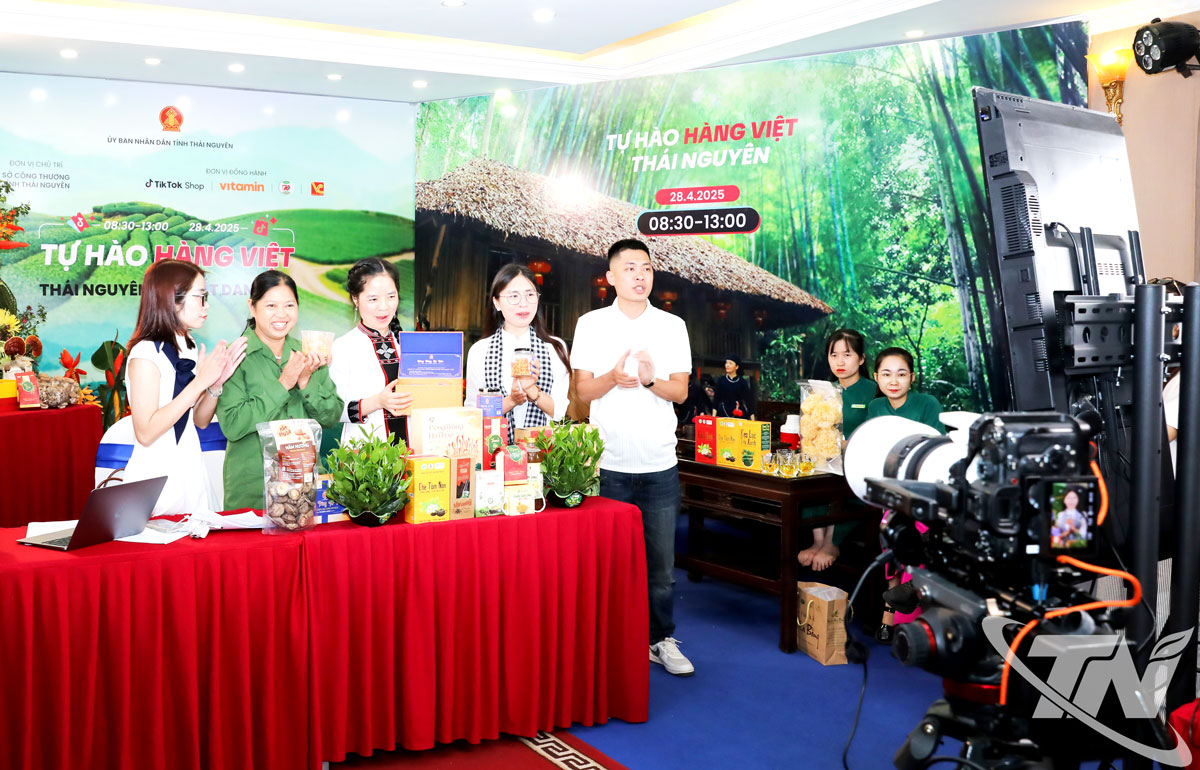 Phiên Megalive quảng bá và bán trực tuyến các sản phẩm đặc trưng, tiêu biểu của tỉnh Thái Nguyên được tổ chức bên lề Hội nghị phát triển khoa học, công nghệ, đổi mới sáng tạo trong thương mại điện tử năm 2025. Ảnh: T.L