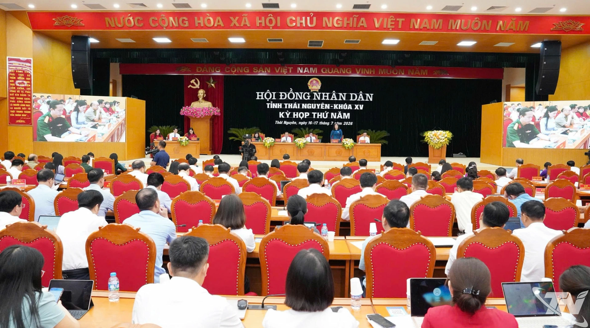 Quảng cảnh Kỳ họp.