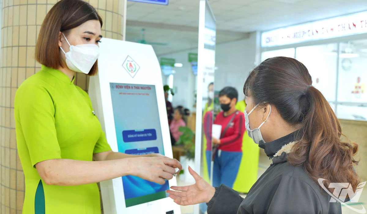 Các cơ sở y tế triển khai việc đăng ký khám chữa bệnh bằng căn cước công dân gắn chip và ứng dụng VNeID.
