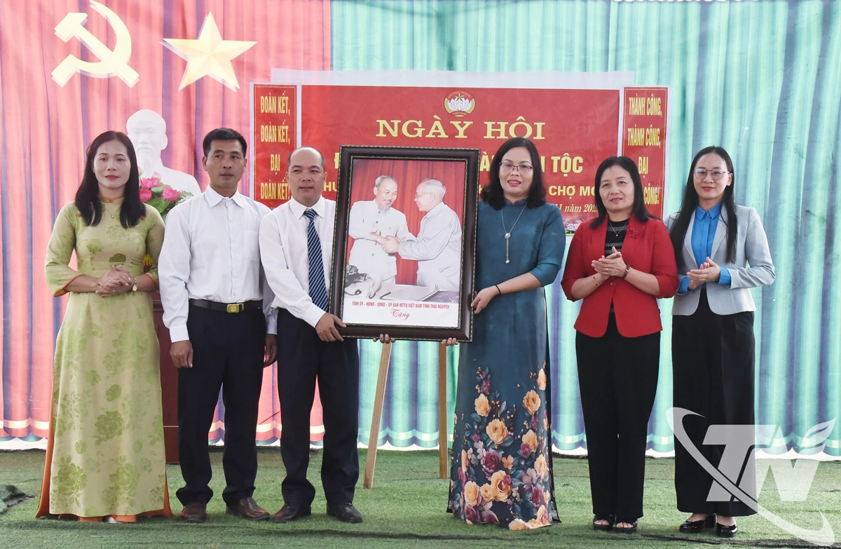 Đồng chí Trần Thị Lộc tặng quà nhân dân thôn Bản Nhuần.