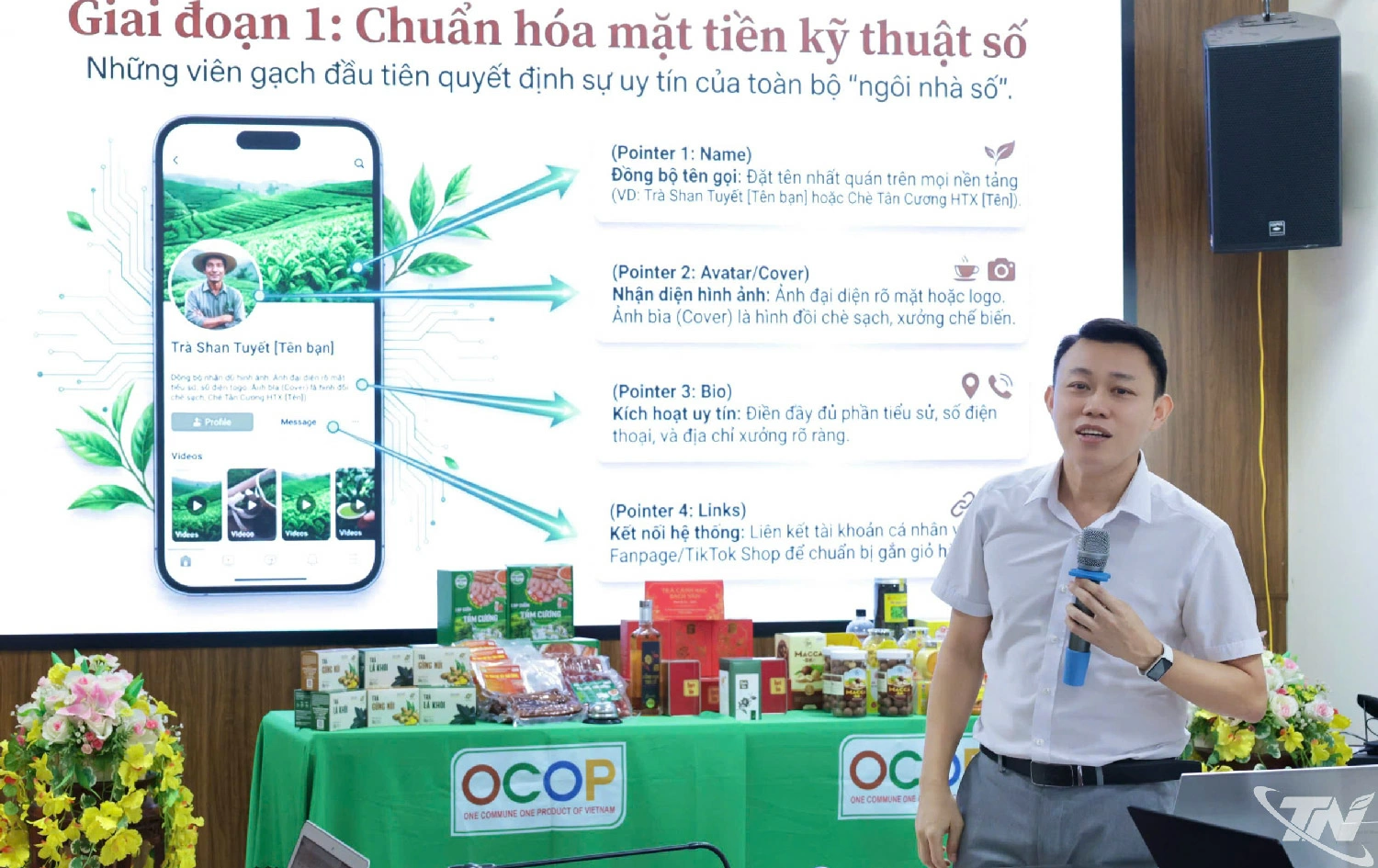 Giảng viên Trung tâm Số, Trường Đại học Kinh tế và Quản trị kinh doanh Thái Nguyên hướng dẫn kỹ năng livestream bán hàng cho các HTX, tổ hợp tác.