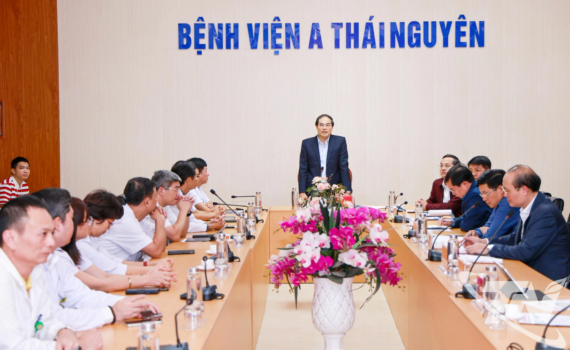 Đồng chí Bí thư Tỉnh ủy Trịnh Xuân Trường cùng Đoàn công tác của tỉnh làm việc với Bệnh viện A Thái Nguyên.