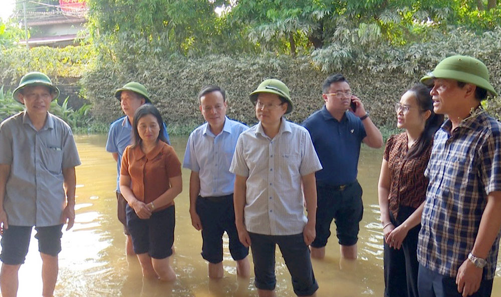 Đồng chí Đinh Quang Tuyên (thứ hai, bên trái) và Đoàn công tác