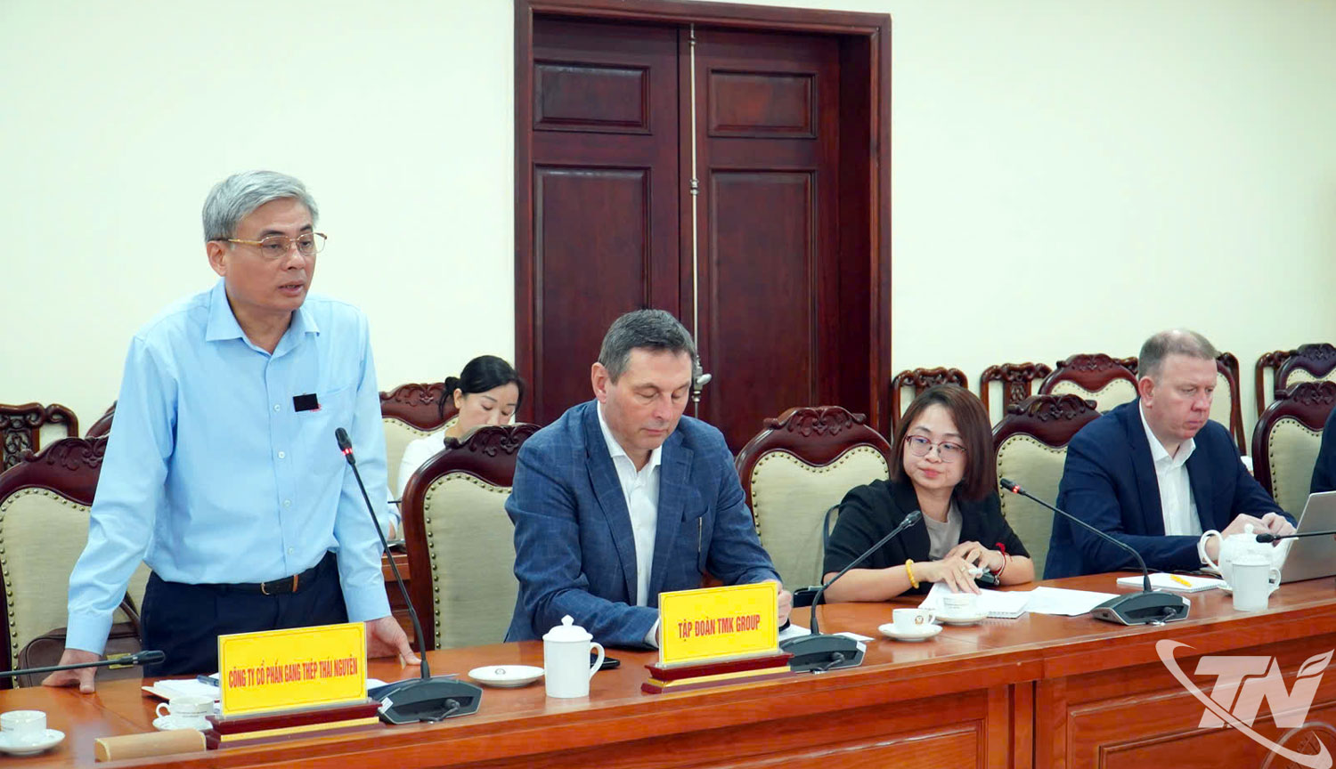 Lãnh đạo Công ty CP Gang thép Thái Nguyên, kiến nghị tỉnh một số nội dung nhằm thúc đẩy hợp tác.