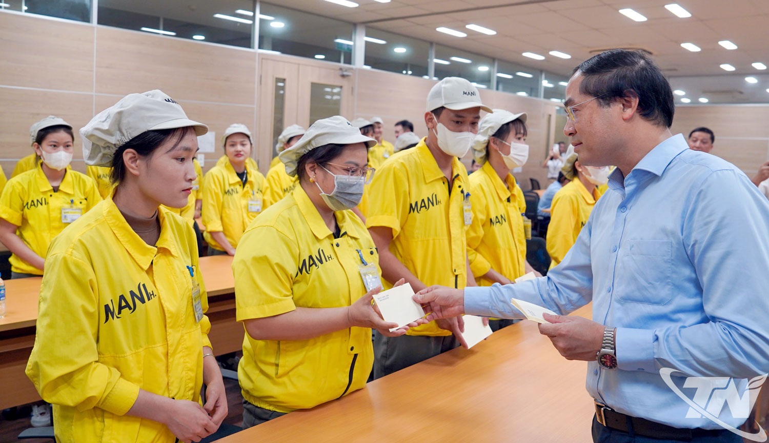 Đồng chí Bí thư Tỉnh ủy Trịnh Xuân Trường tặng quà cho các công nhân có gia đình bị thiệt hại nặng do mưa lũ.