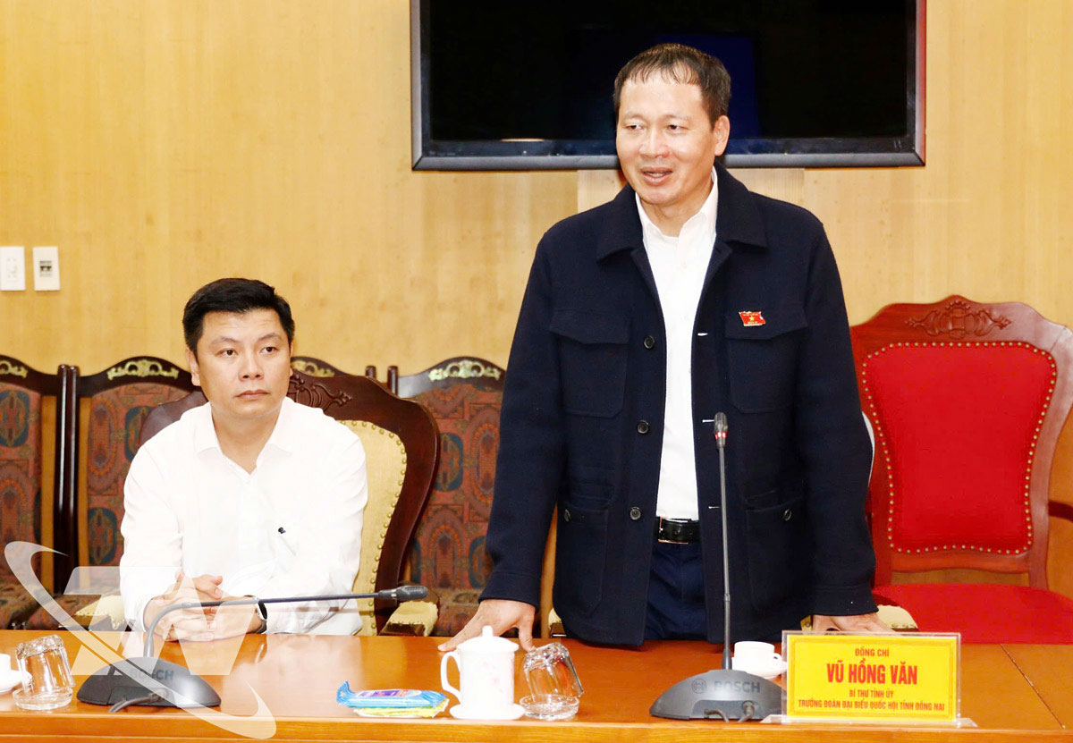 Đồng chí Bí thư Tỉnh ủy Đồng Nai Vũ Hồng Văn chia sẻ với những thiệt hại do mưa lũ trên địa bàn tỉnh Thái Nguyên.