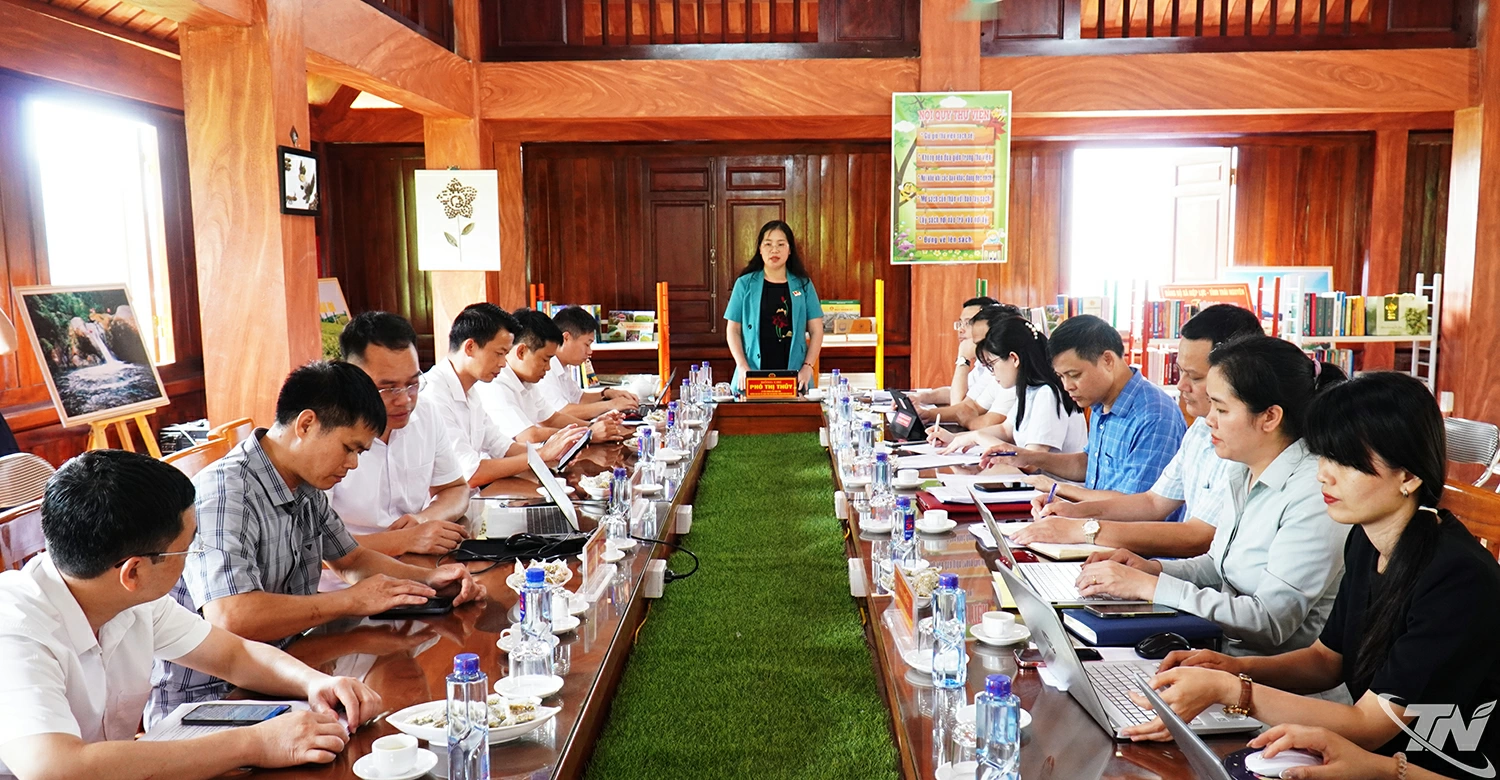 Đoàn khảo sát làm việc với UBND xã La Bằng.