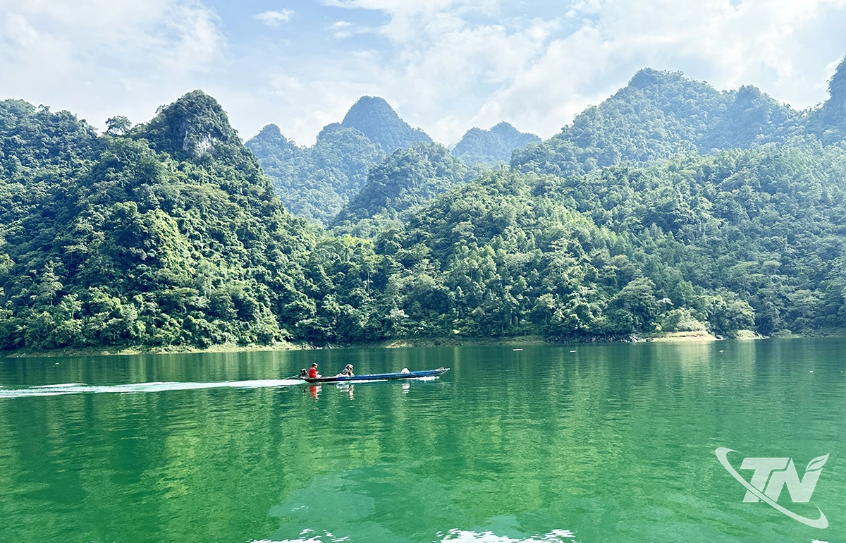 Cảnh sắc thiên nhiên vùng hồ   thủy điện Na Hang.