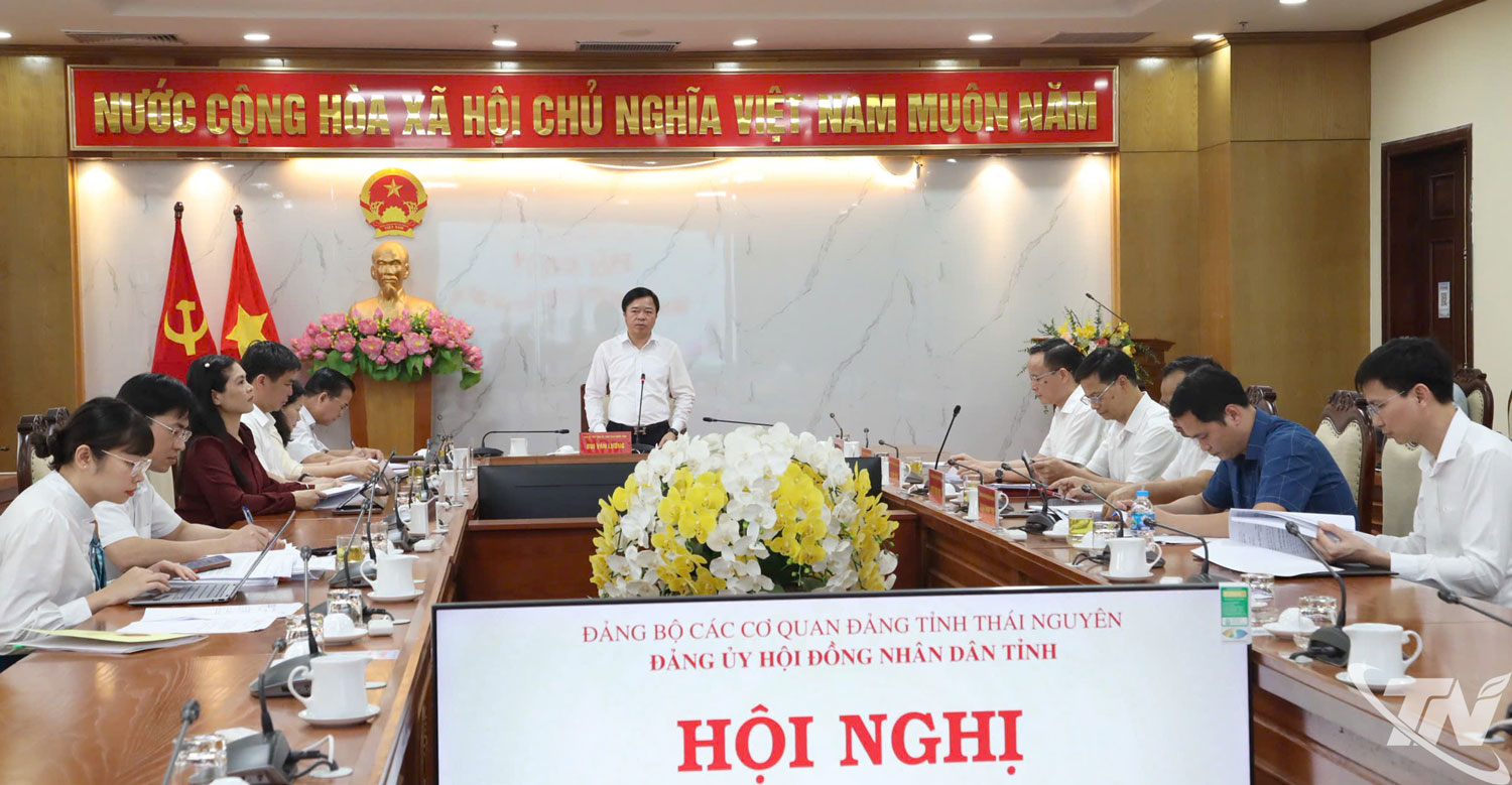 Đồng chí Bùi Văn Lương, Phó Bí thư Tỉnh ủy, Bí thư Đảng ủy HĐND tỉnh, Chủ tịch HĐND tỉnh phát biểu tại hội nghị