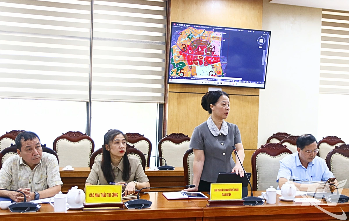 Đại diện lãnh đạo Báo và Phát thanh, Truyền hình Thái Nguyên phát biểu tại cuộc họp.