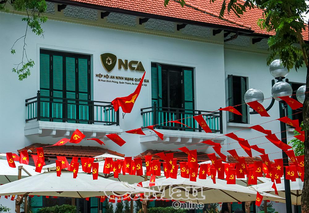 Trụ sở cơ quan trang trí cờ Đảng, cờ nước rực rỡ.