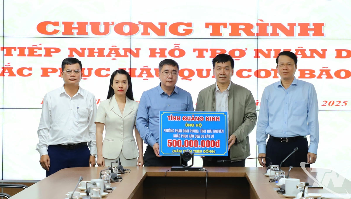 Đoàn công tác của tỉnh Quảng Ninh trao biểu trưng 500 triệu đồng hỗ trợ phường Phan Đình Phùng khắc phục hậu quả mưa lũ.