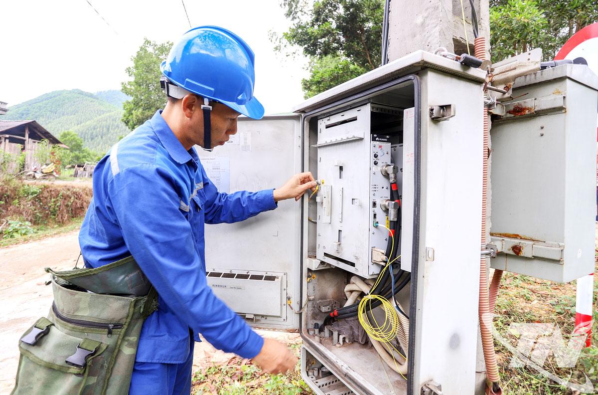 Nhân viên Viễn thông Thái Nguyên thường xuyên kiểm tra, kịp thời khắc phục sự cố để bảo đảm hệ thống thông tin liên lạc.