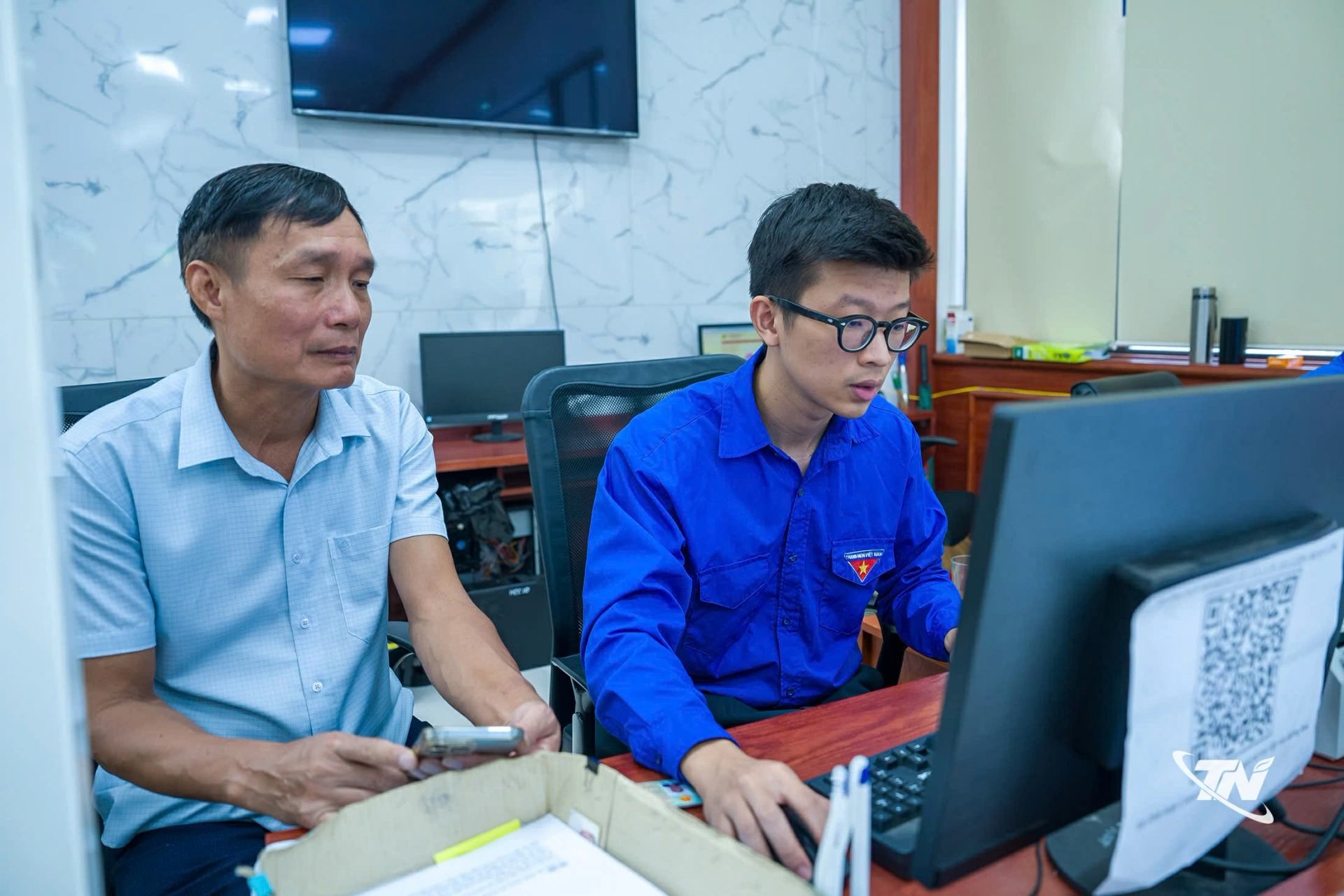 Đoàn viên Chi đoàn Văn phòng UBND tỉnh hỗ trợ người dân thực hiện thủ tục trực tuyến tại Trung tâm Phục vụ hành chính công tỉnh.