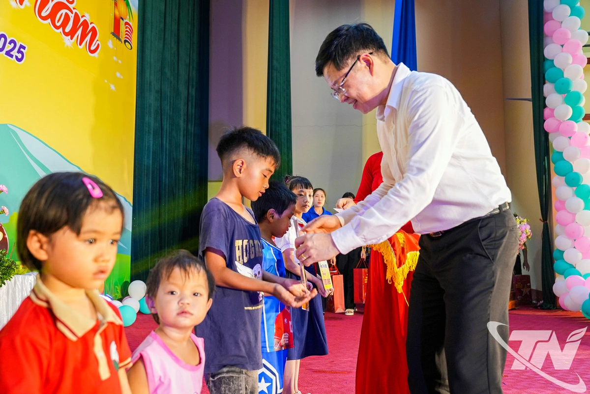 Đồng chí Đinh Quang Tuyên đã trao tặng 15 suất quà (gồm quà và 1 triệu đồng/suất) tặng các học sinh có hoàn cảnh khó khăn đã vượt khó vươn lên trong học tập trên địa bàn xã.