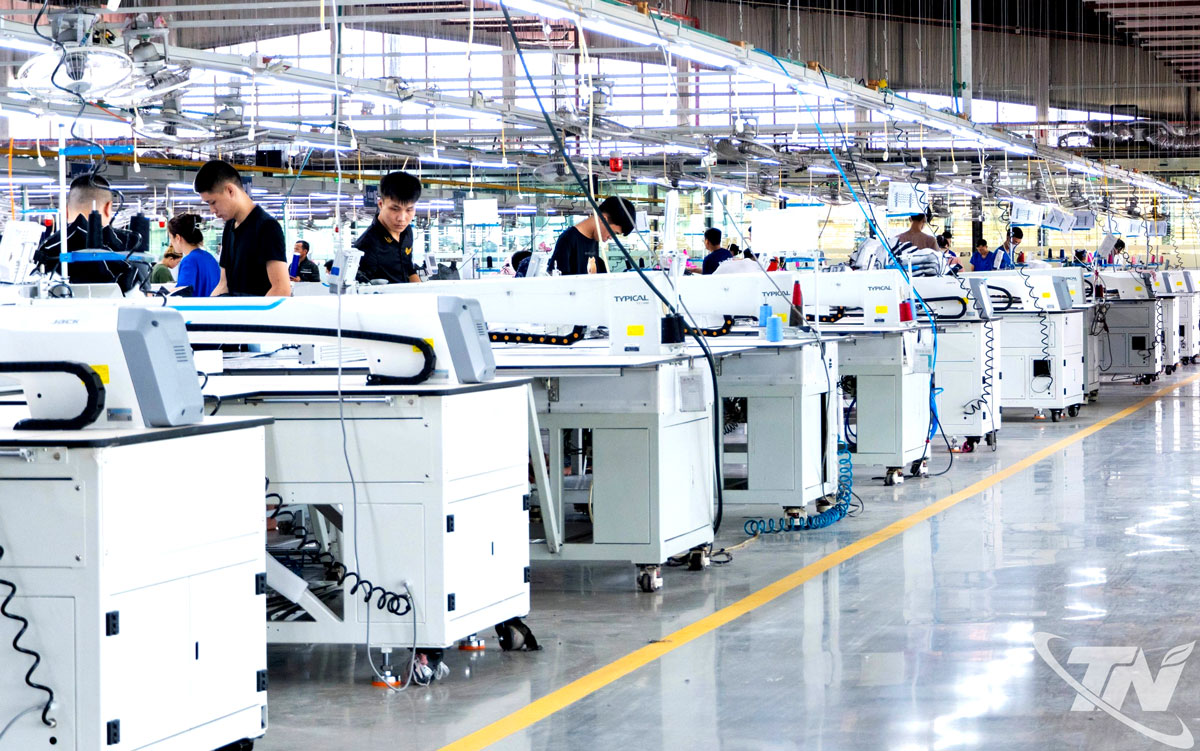 Công ty CP Đầu tư và Thương mại TNG chú trọng ứng dụng công nghệ số, đầu tư nhiều máy móc, thiết bị tự động hóa nhằm nâng cao năng suất, chất lượng sản phẩm và giảm chi phí đầu vào trong sản xuất. Ảnh: T.L