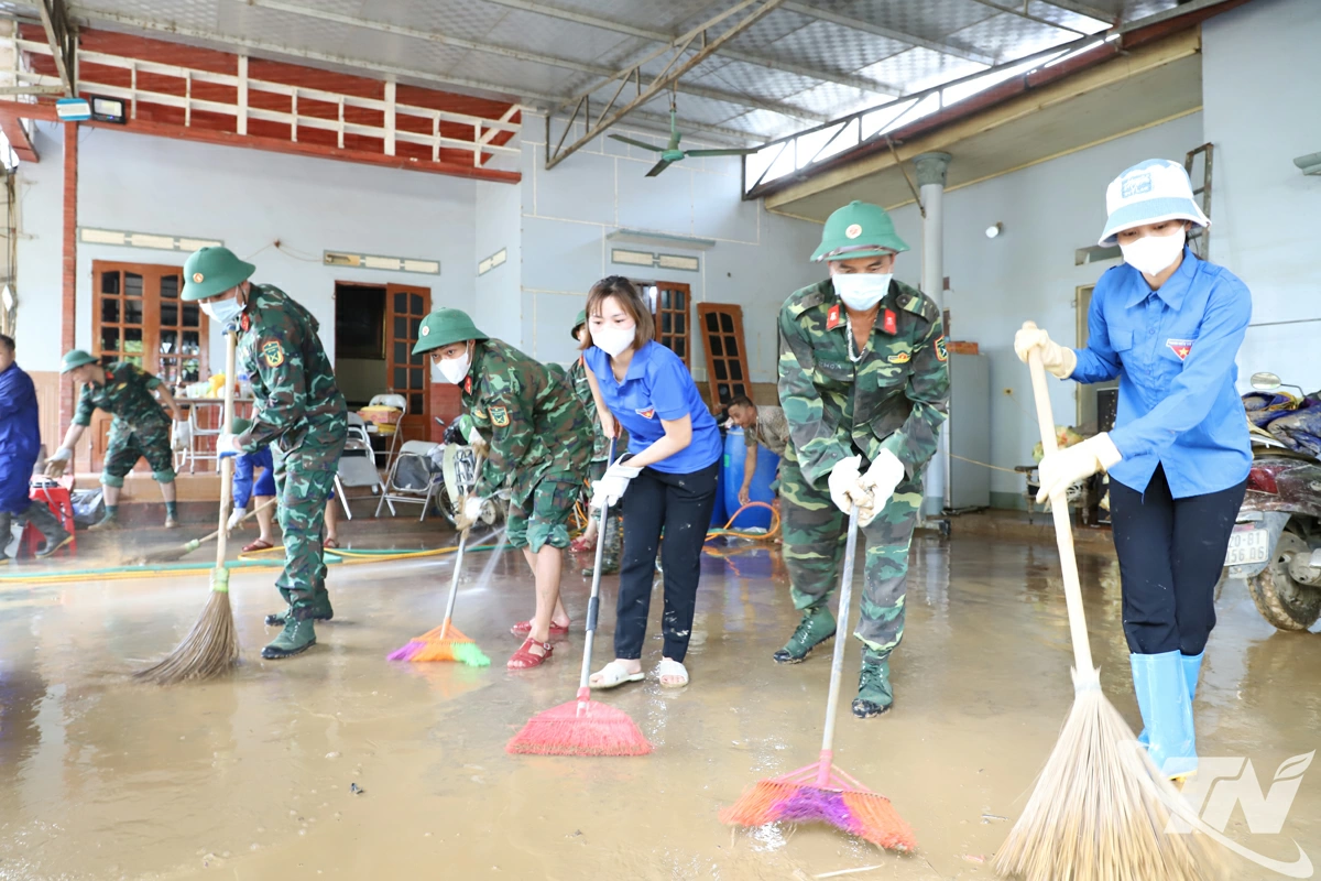 Cán bộ, chiến sĩ Tiểu đoàn Đặc công 20, Bộ Tham mưu Quân khu I giúp gia đình anh Hoàng Văn Công, tổ dân phố Núi Hột, phường Linh Sơn dọn vệ sinh sau lũ rút.