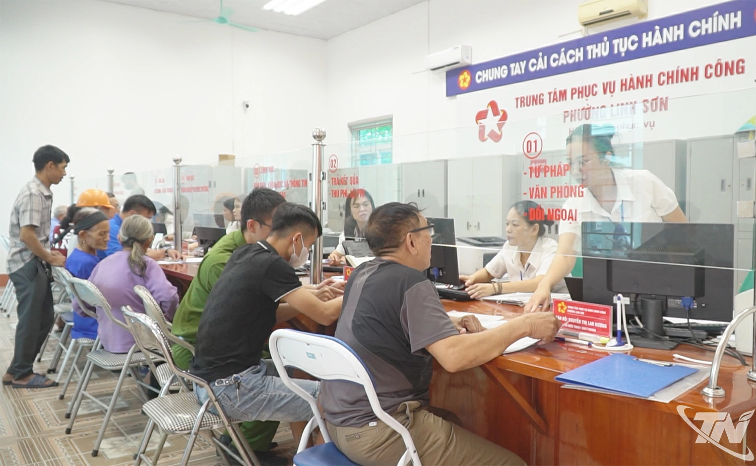 Người dân đến làm thủ tục hành chính tại Trung tâm Phục vụ    hành chính công phường Linh Sơn.