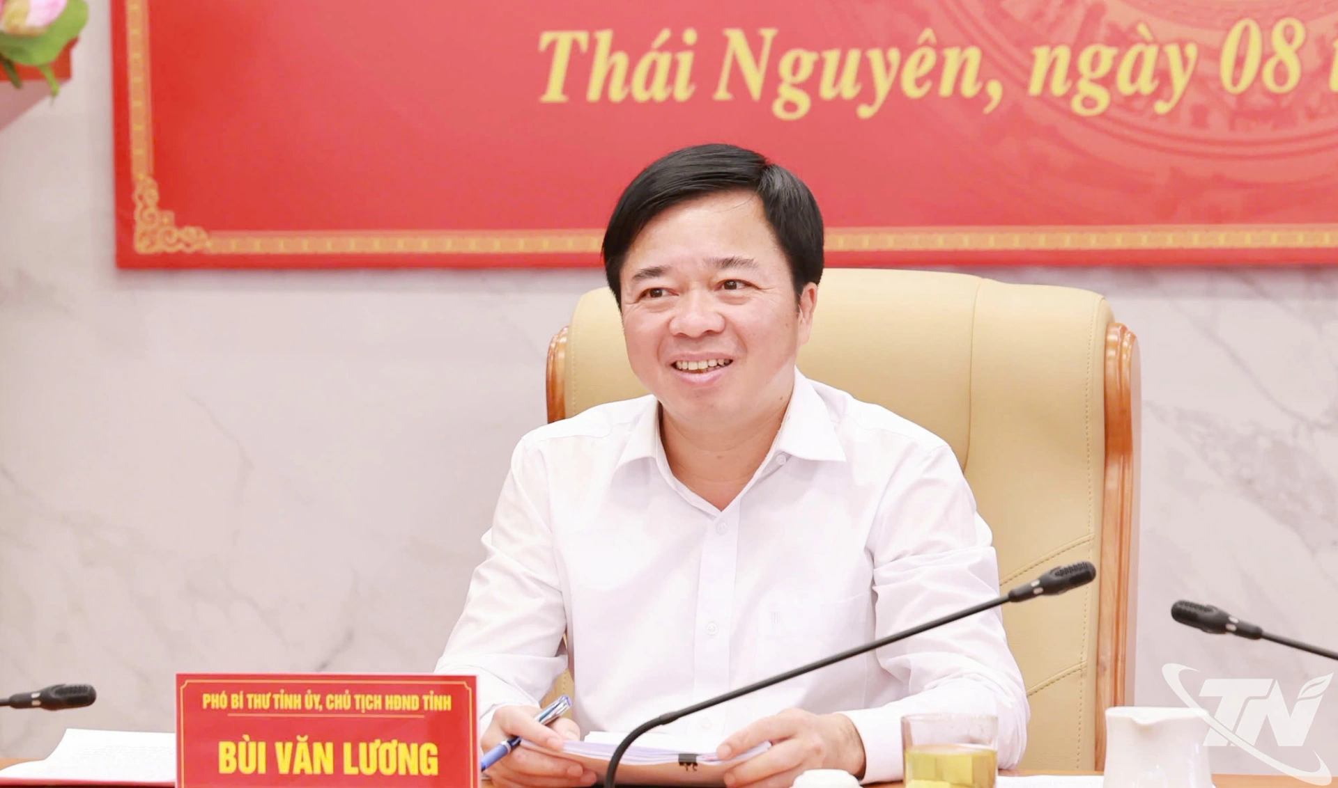 Đồng chí Chủ tịch HĐND tỉnh Bùi Văn Lương chủ trì Hội nghị.