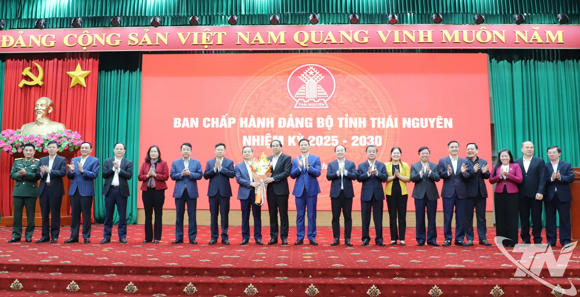 Tập thể Ban Thường vụ Tỉnh ủy Thái Nguyên chúc mừng đồng chí Phạm Hoàng Sơn.
