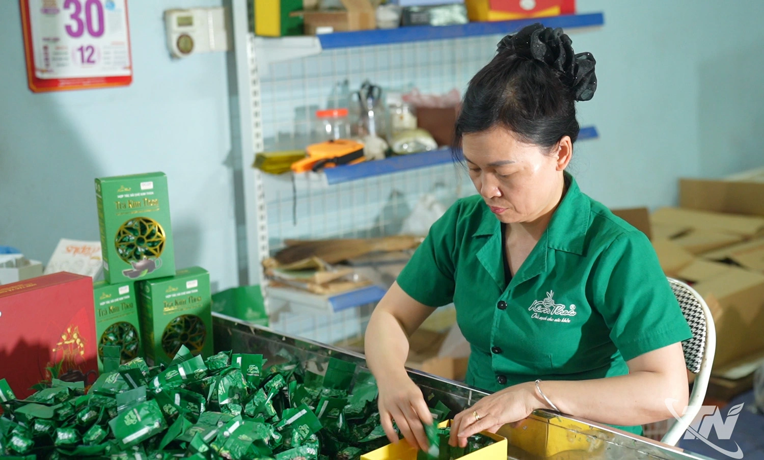 Bà Tống Thị Kim Thoa, Giám đốc HTX chè Kim Thoa   (xã Đại Phúc) nhiều năm liền đạt danh hiệu nông dân   sản xuất, kinh doanh giỏi cấp tỉnh.