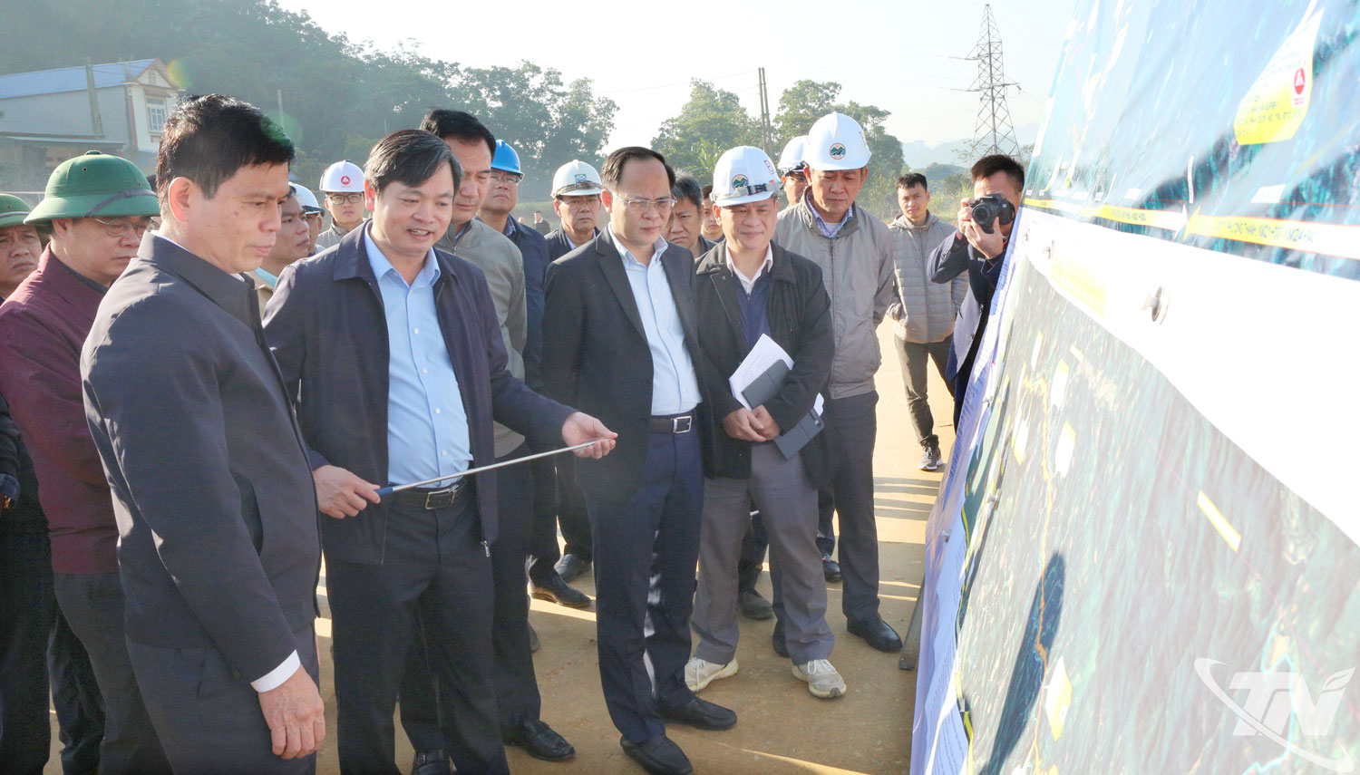 Đoàn công tác kiểm tra công tác GPMB tại xã Thanh Thịnh.