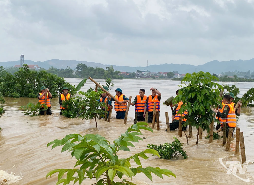 Lực lượng quân đội kịp thời có mặt tại hiện trường triển khai các biện pháp khắc phục.