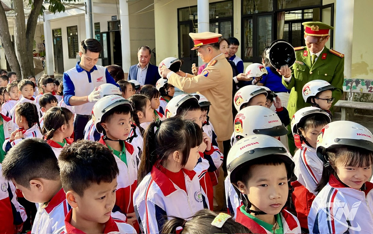 Tại chương trình, Ban ATGT tỉnh cùng Công ty Honda Việt Nam đã trao tặng mũ bảo hiểm đạt chuẩn cho học sinh.