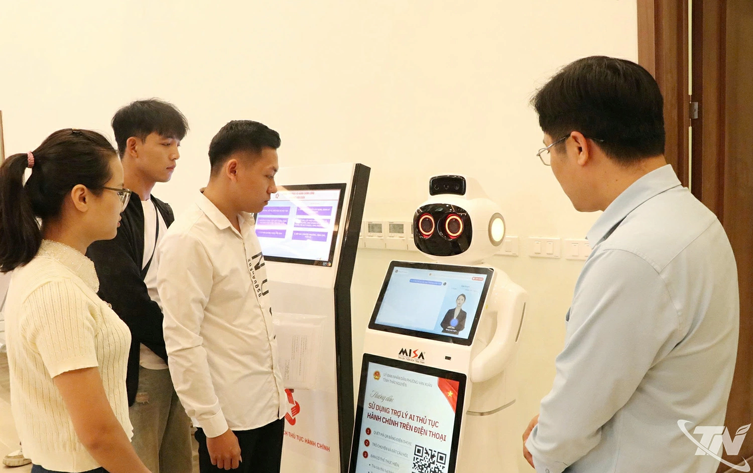 Phường Vạn Xuân đã triển khai Robot AI hỗ trợ cải cách hành chính trong tiếp nhận và tư vấn ban đầu (bước đột phá trong ứng dụng công nghệ) vào chăm sóc sức khỏe tại cơ sở.