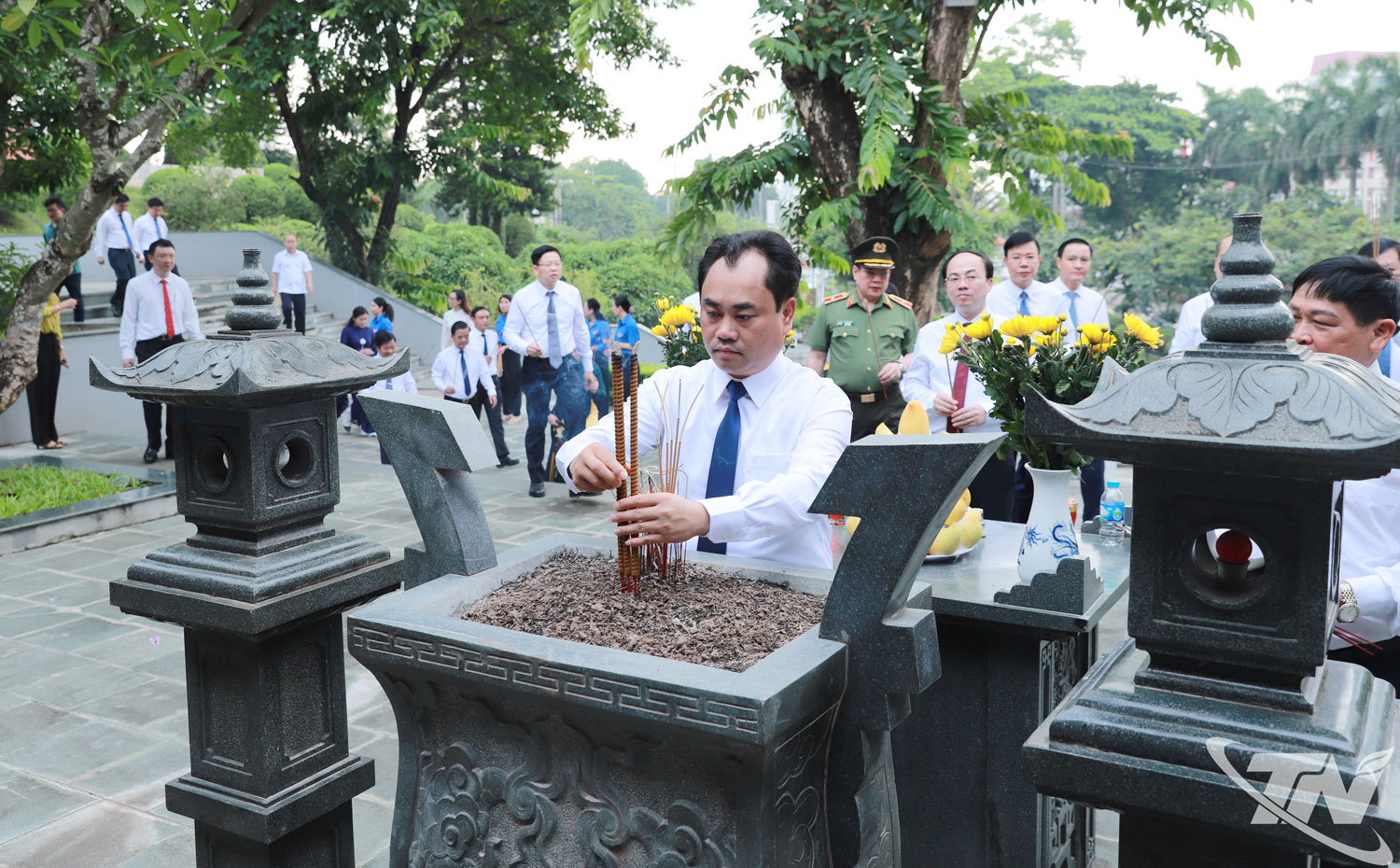Đồng chí Bí thư Tỉnh ủy Trịnh Việt Hùng dâng hương tại đền thờ Đội Cấn.