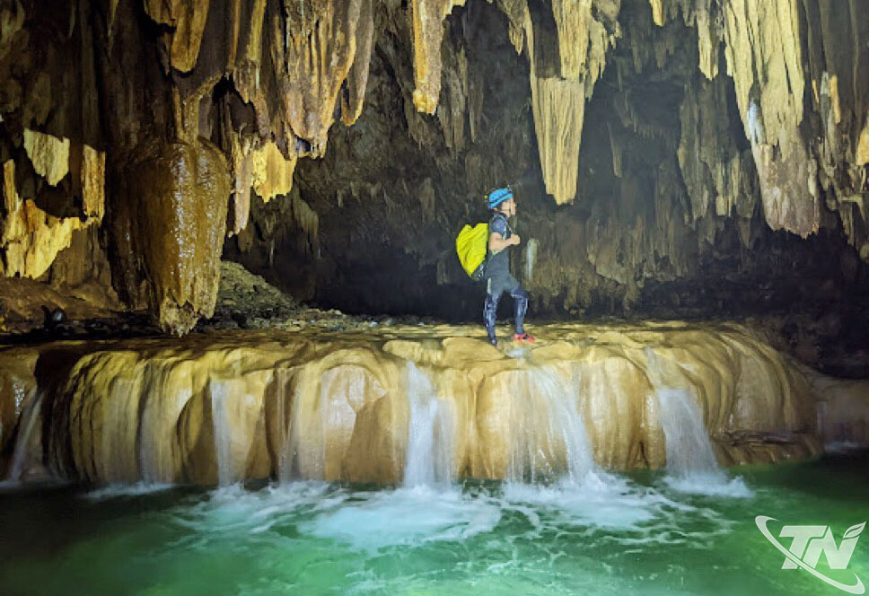  Du lịch khám phá, trải nghiệm tại các hang động, dòng suối trên địa bàn tỉnh ngày càng thu hút đông đảo du khách ưa mạo hiểm.