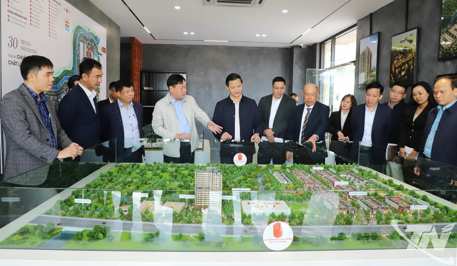 Đồng chí Chủ tịch UBND tỉnh Vương Quốc Tuấn và Đoàn công tác kiểm tra Dự án Khu dân cư Đại Thắng (phường Vạn Xuân).