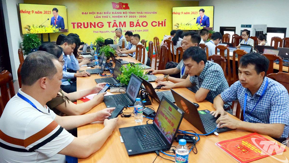 Đội ngũ phóng viên các cơ quan báo chí Trung ương và địa phương tác nghiệp tại Trung tâm Báo chí trong ngày làm việc thứ nhất Đại hội đại biểu Đảng bộ tỉnh Thái Nguyên.