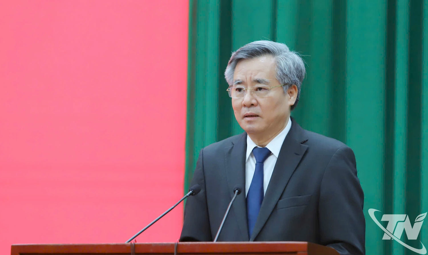 Nguyễn Quang Dương trao Quyết định của Ban Bí thư Trung ương Đảng cho đồng chí