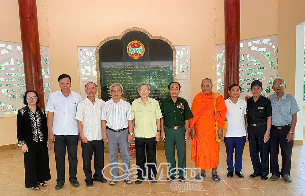 Ban Liên lạc truyền thống kháng chiến binh vận tỉnh Cà Mau chụp ảnh lưu niệm tại Di tích lịch sử cơ quan Hội Nông dân Giải phóng miền Nam thời kỳ kháng chiến chống Mỹ cứu nước (1961 - 1975) (xã Tân Lập, tỉnh Tây Ninh).