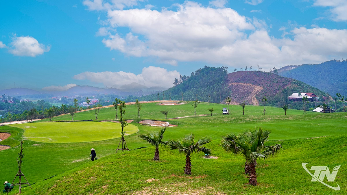Khu thể thao sân golf Tân Thái đã hoàn thiện cơ bản các hạng mục san lấp mặt bằng, tạo hình thô, đường giao thông nội bộ, kết nối, dự kiến đưa vào khai thác vào cuối năm 2025.