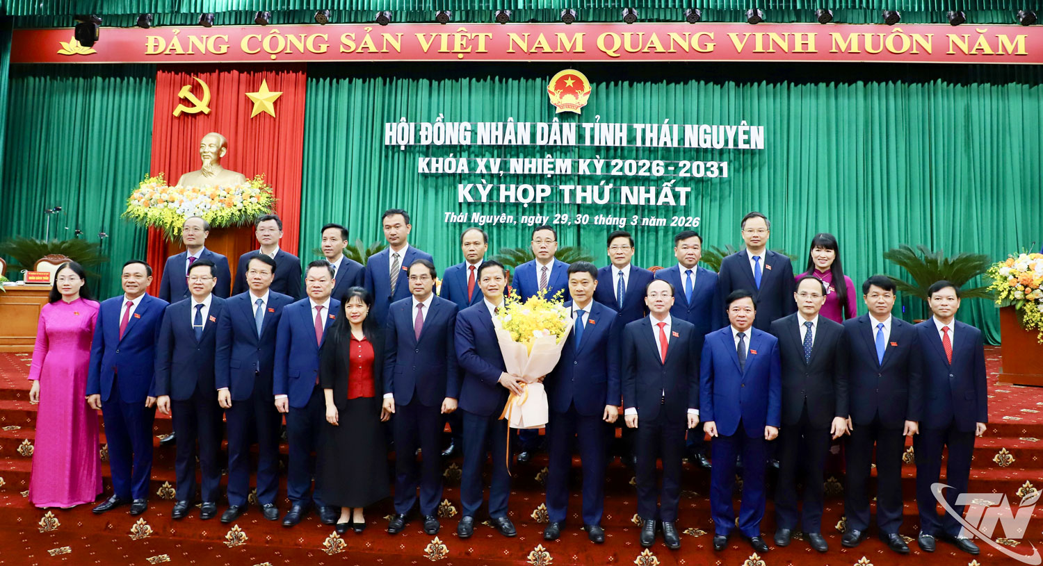 Tặng hoa chúc mừng đồng chí Chủ tịch UBND tỉnh các đồng chí Phó Chủ tịch UBND và các ủy viên UBND tỉnh.