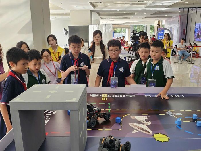 Các thí sinh thể hiện phần thi của mình. Ảnh: Đèo Nhung