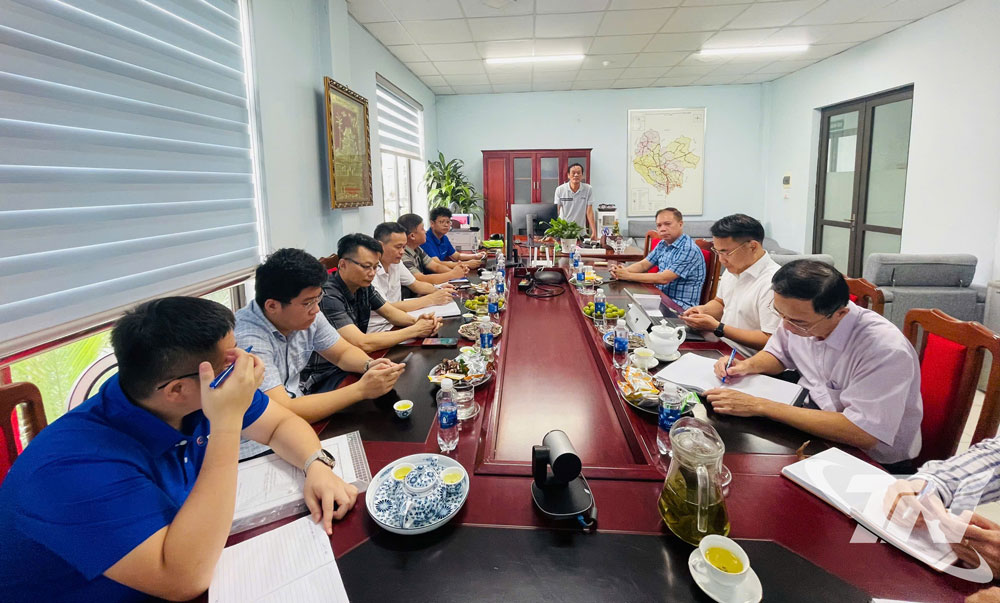 Lãnh đạo Sở Xây dựng và các cơ quan chức năng làm việc với Bến xe khách và các hãng taxi để nắm bắt và xử lý theo quy định của pháp luật.