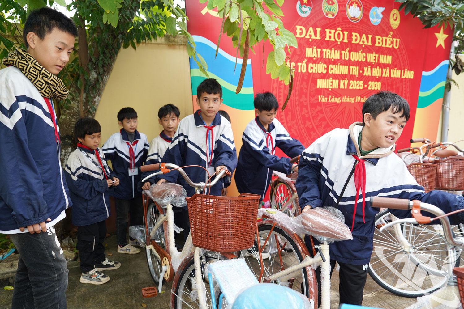 C&aacute;c em học sinh được trao tặng xe đạp.