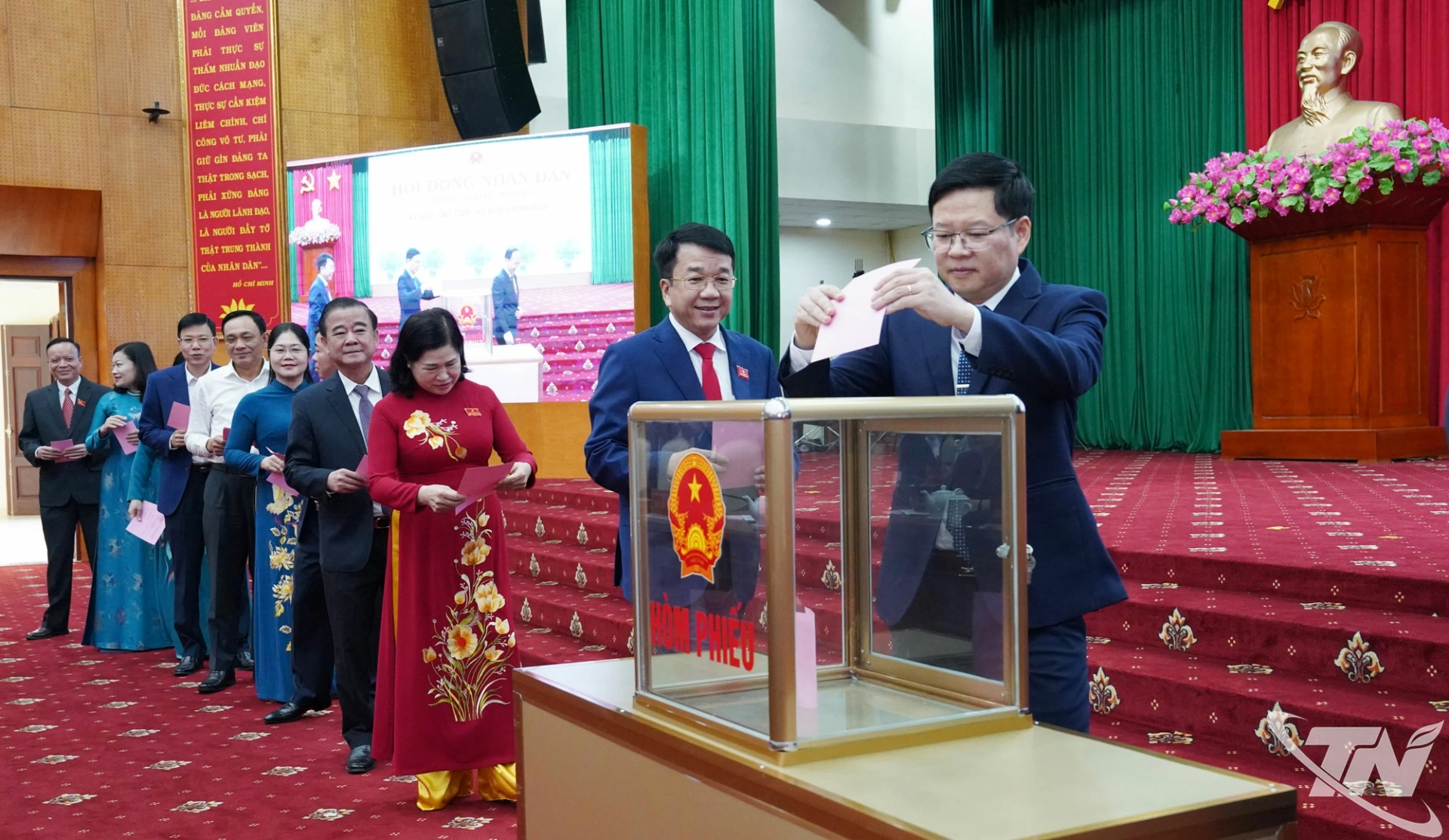 Các đại biểu HĐND tỉnh bỏ phiếu bầu Chủ tịch UBND tỉnh Thái Nguyên khóa XIV, nhiệm kỳ 2021-2026.