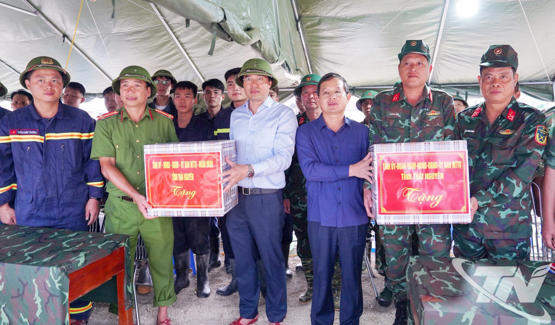 Các đồng chí lãnh đạo tỉnh tặng quà động viên lực lượng Quân đội, Công an đang giúp dân khắc phục hậu quả mưa lũ.