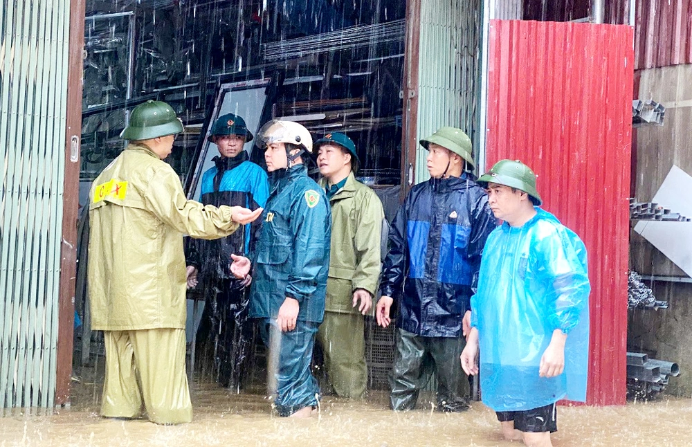 Lãnh đạo UBND xã Chợ Rã chỉ đạo lực lượng chức năng hỗ trợ người dân khắc phục hậu quả mưa lũ.