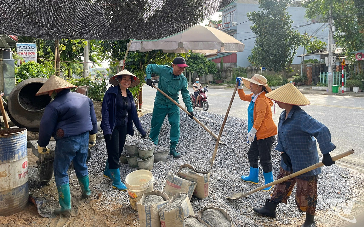 B&agrave; con nh&acirc;n d&acirc;n tổ d&acirc;n phố số 14, phường Bắc Kạn   chung tay x&oacute;a nh&agrave; tạm, nh&agrave; dột n&aacute;t cho hộ ngh&egrave;o.